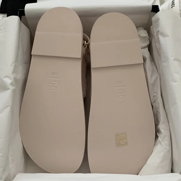 Chanel Dad Sandals Medallion Light Pink Calfskin Size 38.5 NWT - Picture 6 of 13
